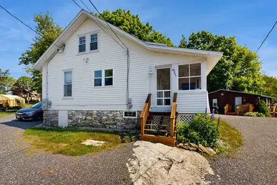 Image de Coastal charmer with screened-in porch, grill, & Ac