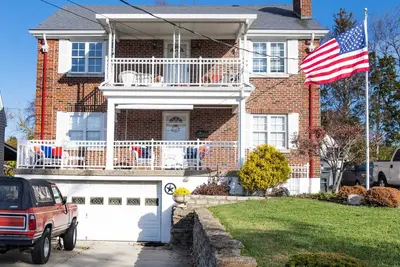 Image de 2023 Remodeled Colonial Style home features a Freshly Remodeled & Furnished Home