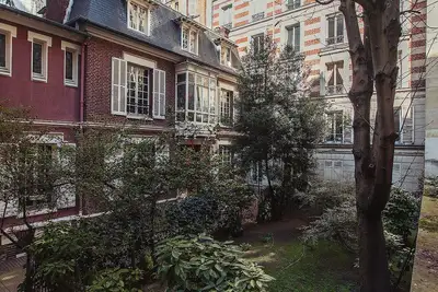 Image de Hôtel particulier calme, vue jardin, bain balnéo – Proche Palais des Congrès
