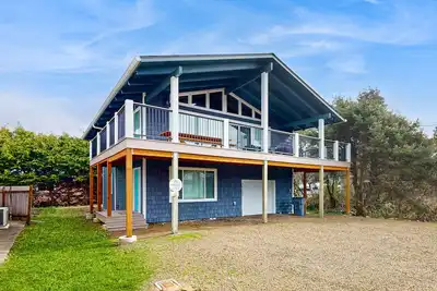 Image de Renovated home near beach access with two kitchens & fireplace - dog-friendly