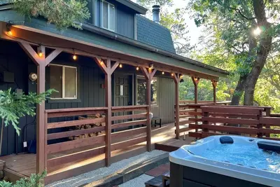 Image de Stylish Pine Peak Retreat | Ev Charger | Hot Tub