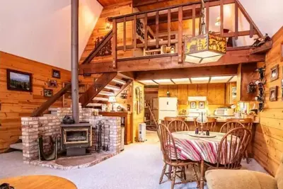 Image de Lazy Loft Lodge - Quiet Retreat with Fire Pit