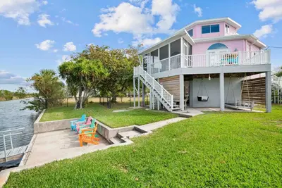 Image de Barbies Dream House Kayaks, Paddle board & Fenced yard