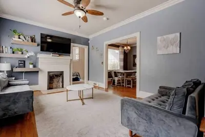 Image de Walk to Usc/Devine Street - Cool Blue Bungalow - Pet Friendly! \n