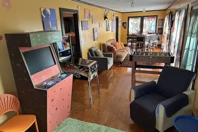 Image de Cozy Retro Game Filled Ranch Near Downtown