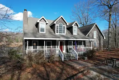 Image de New! Peaceful Retreat on a Private Lake - Spring Specials!