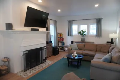 Image de Charming home 7 minutes from downtown, no cleaning fee