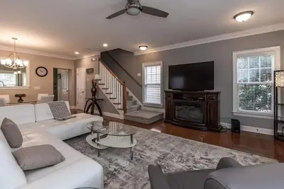 Image de Paula's Place- Across from Brier Creek, 10mins from Airport, Community Pool!