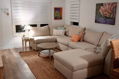Image de Modern Condo steps to the Beach