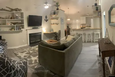 Image de The Driftwood House is completely remodeled 3 bedroom 2 bath centrally located.