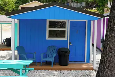 Image de Franky and Louies Blue Cabin 2