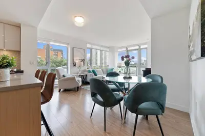 Image de Executive Haven: Luxe Condo in Downtown Oasis