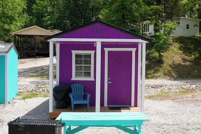 Image de Franky and Louie's Purple Cabin 4