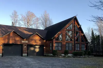 Image de Welcome to Appalachian Lodge! Luxurious cabin situated on a beautiful property