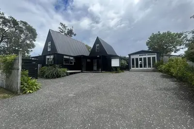 Large Family Bach with Games room and Wifi. Pet friendly!
