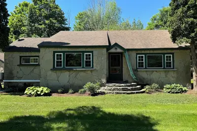 Ironton Stone Cottage on Beautiful Lake Charlevoix - 5min Walk-to-beach!