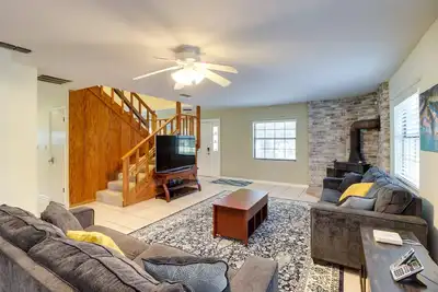 Image de 10 Mi to Lake Sumter: Home w/ Deck in Summerfield
