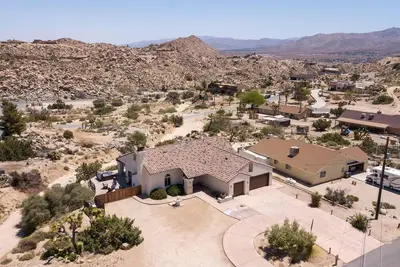 Image de Home in a boulder-filled neighborhood. 15 minutes to Joshua Tree National Park!