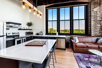 Image de Two bedroom suite with city views  in the heart of downtown Madison