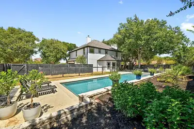 Image de Beautiful Gated Home with Pool!