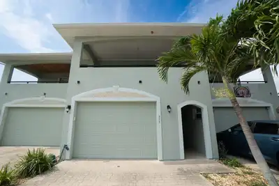 Image de Spacious Townhome | Steps from the beach | 2 En-Suites | Outdoor Space