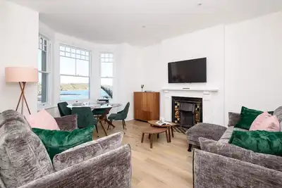 Image de Beautiful modern apartment with fabulous sea views.