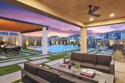 Image de Large villa with a large backyard, game room, putting green, beautiful, high end