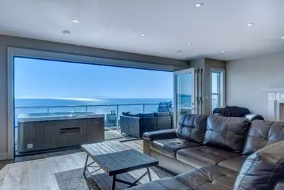 Image de Steps from East beach White Rock with hot tub! ! !