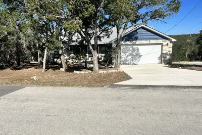 Image de Cozy and very modern Home w/ Hot Tub and very close to the Lake.