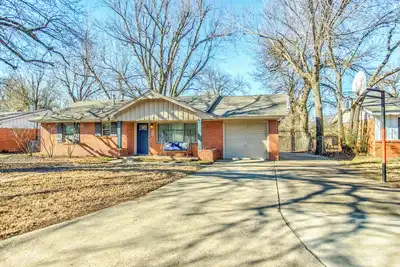 Image de Crimson & Cream Cottage on Campus!