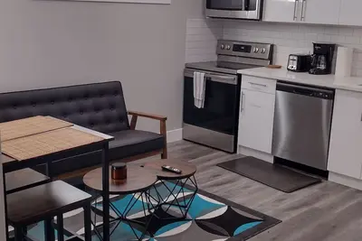 Image de Clean Cozy 1 Bedroom  charming legal  basement suite in a peaceful  Environment