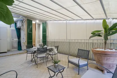 Image de Charming apartment perfect for 3 guests is located in an exclusive and central position, in a stepped pedestrian street in the historic center (typical Ligurian \"caruggio\") near the Casino. The house is equipped with all the comforts to make your stay