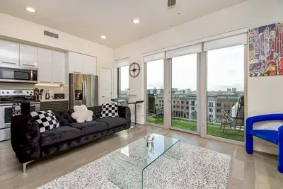 Image de Balcony with pool with city view!