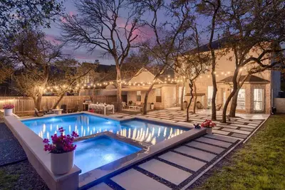 Image de Downtown | Pool | Hot Tub | Pool Table | Poker Table | Fire Pit | 14 Queen Beds