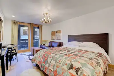 Image de A Pet-Friendly Northstar Village Studio Steps Away From Gondola, Shops, and Restaurants