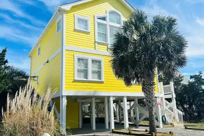 Image de Welcome to Ramon's Roost! The ultimate beach retreat for your family & friends.