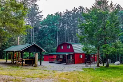 Image de Bear Bottom Cabin. Your own getaway adventure! \nSleeps 16 - 4 bedrooms