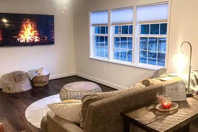 Image de Donna Lee's Cottage-For Anglers & Events : Covered Bass Boat Parking + Fiber