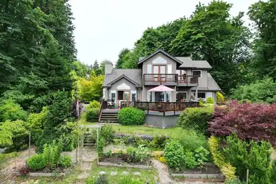 Image de Expansive Breathtaking Waterview home