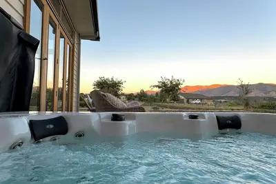 Image de Wanaka winter luxury, hot tub & mountain views