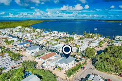 Image de Spacious & modern waterfront home with great outdoor space - dog-friendly