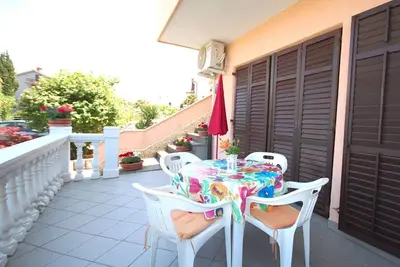 Image de Appartement de deux chambres avec la terrasse Njivice, Krk (A-21860-a)