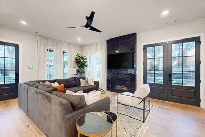 Image de Luxurious all-new townhome with fireplace, home office, central Ac, & W/D