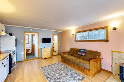 Image de Dog-friendly, eco-conscious home with great yard & Ev charger, near the beach
