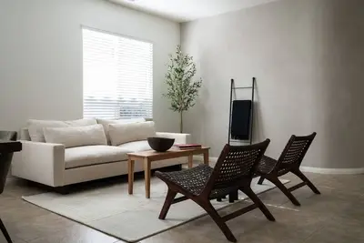 Image de Desert Oasis Walking Distance to Festivals. Pet Friendly!