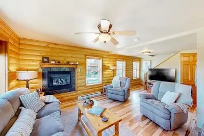 Image de Memorable mountain condo with 2 fireplaces, lovely views, W/D, & pool access