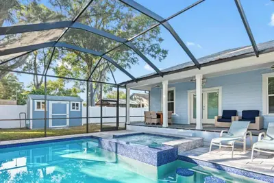 Image de Luxury Retreat • Hot Tub • Private Fenced Yard