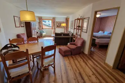 Appartement de 2 pièces, hauteur du garage souterrain, salon confortable avec ba