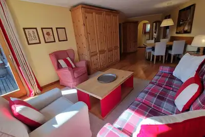 Appartement de 2 1/2 pièces ; vue sur les montagnes et le lac, salon confortable