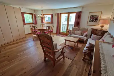 Appartement de 2 1/2 pièces, salon spacieux, accès privé depuis le parking